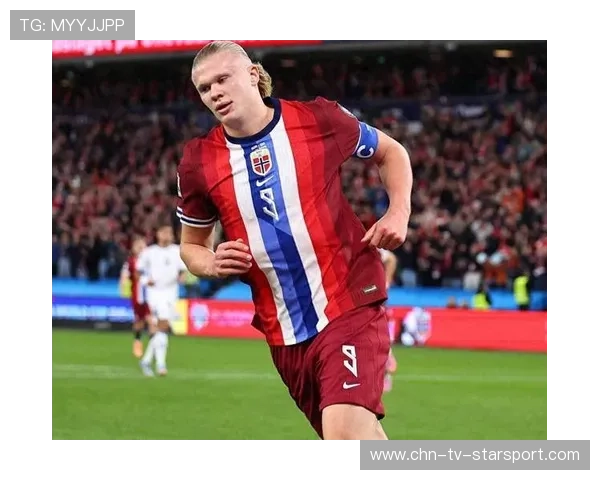 哈兰德禁区内抗住两名防守队员接球转身抽射,皮球应声入网