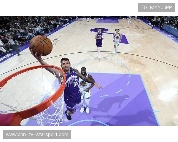 爵士前场冲抢，二次进攻连拿分